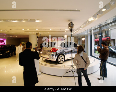 Les jeunes à prendre des photos et admirer une voiture Toyota Auris chromé complètement dans le flagship de toyota showroom à paris france Banque D'Images