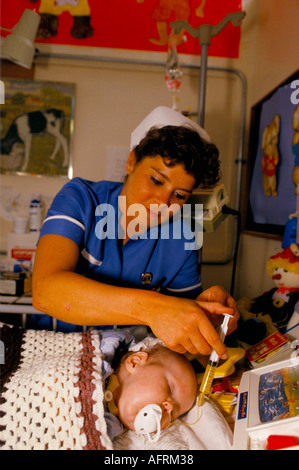 Infirmière de personnel nourrissant bébé à travers le tube, enfant dans le service des enfants Alder Hey Children's Hospital Liverpool NHS 1980s 1988 UK HOMER SYKES Banque D'Images