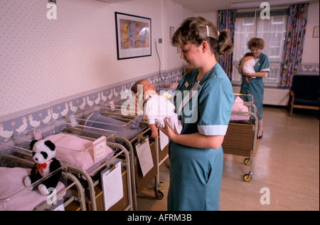 Hôpital privé infirmière de pépinière s'occuper d'un nouveau-né.Unité bébé 1990s Portland Hospital London UK 1994 HOMER SYKES Banque D'Images