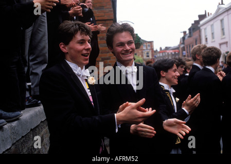 La reine Elizabeth II visite le collège Eton à l'occasion du 550e anniversaire de l'école. Les garçons s'alignent pour applaudir Windsor Berkshire.29th May1990 1990s HOMER SYKES Banque D'Images