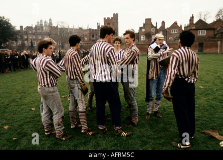 Kings Scholars Eton College Wall Game joue chaque année en novembre. Collegers à la mi-temps. Windsor, Berkshire années 1985 1980 Royaume-Uni HOMER SYKES Banque D'Images