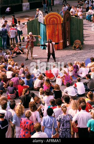 Covent Garden Londres 1990 Royaume-Uni. Spectacle de rue en spectacle sur la piazza été foules de touristes années 90 HOMER SYKES Banque D'Images