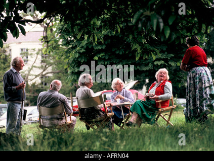 Vente maison de campagne aux enchères Newnham Hall Northamptonshire 1994 jour d'observation personnes pique-nique avoir une journée à une vente aux enchères locales ANNÉES 1990 UK HOMER SYKES Banque D'Images