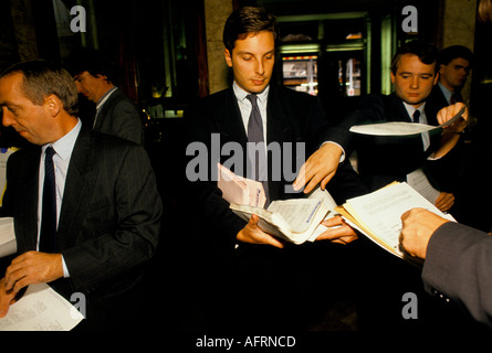 Baltic Exchange City de Londres. Lundi matin les courtiers maritimes hebdomadaires se réunissent pour échanger des informations 1990s 90s UK HOMER SYKES Banque D'Images