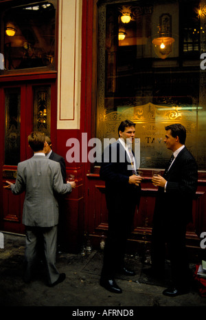 City of London 1990s, hommes d'affaires discutant autour d'un verre à l'heure du déjeuner devant le Lamb Tavern Leadenhall Market 1992 UK HOMER SYKES Banque D'Images