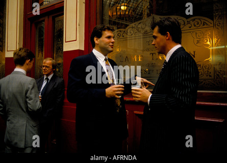 Les hommes d'affaires des années 1990 discutent autour d'un déjeuner autour d'un verre à l'extérieur Lamb Tavern Leadenhall Market 1990 City of London Financial district HOMER SYKES, ROYAUME-UNI Banque D'Images