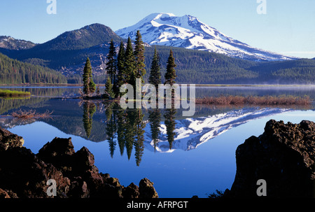 Une vue sur le lac d'étincelles et la Sœur du Sud couvertes de neige pic sur une journée d'automne au lever du soleil dans l'Oregon Cascades Banque D'Images