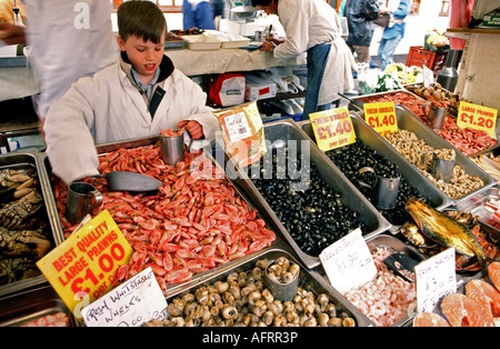 Jeune garçon travaillant dans un étal de fruits de mer Londres Banque D'Images