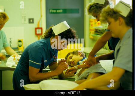 Infirmière en bleu enfant dans Childrens Ward à Alder Hey Children's Hospital Liverpool NHS 1980s 1988 Royaume-Uni HOMER SYKES Banque D'Images