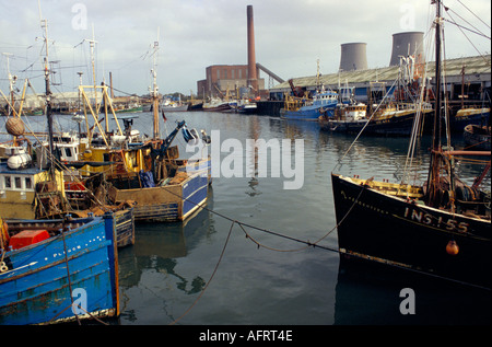 Pêche côtière tawlers / bateaux dans le Wyre Dock à Fleetwood, Lancashire, Angleterre 1980 années 1980 Royaume-Uni  HOMER SYKES Banque D'Images