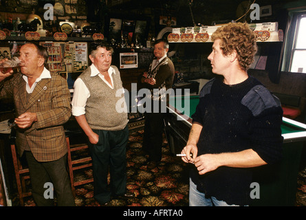 Intérieur du pub du village des années 1980 à l'intérieur du groupe hommes buvant la bière table de billard King's Head, High Ham, Somerset 80s UK HOMER SYKES Banque D'Images