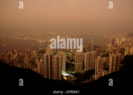 Pollution de l'air sur l'île de Hong Kong, vue depuis le sommet de Victoria Peak en regardant vers le bas sur les gratte-ciels dans la distance Kowloon continent Hong Kong années 1990 Banque D'Images
