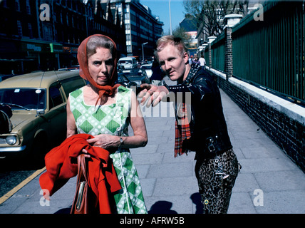 Punk aidant passer par sur Kings Road, Chelsea, Londres Femme collant la langue dehors au photographe 1970s UK 1979 HOMER SYKES Banque D'Images