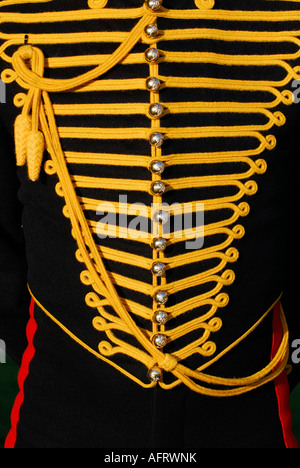 Tenue de cérémonie tunique close up comme portés par un trooper gunner dans le Royal Horse Artillery branch de l'armée britannique Banque D'Images