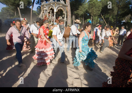 Villamanrique pèlerins marchant à côté simpecado, El Rocio pilgrimage Banque D'Images