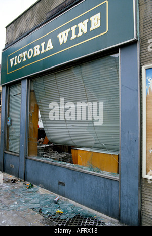 Toxteth Riot, Royaume-Uni 1981 Une boutique de vin Victoria pillée a été brisée dans une fenêtre de verre. Liverpool 8 Lancashire juillet 1980s HOMER SYKES Banque D'Images