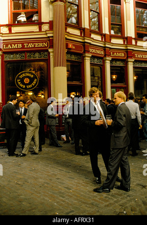 City of London 1992, groupe d'hommes d'affaires discutant autour d'un verre à l'heure du déjeuner devant le Lamb Tavern Leadenhall Market 1990s UK HOMER SYKES Banque D'Images