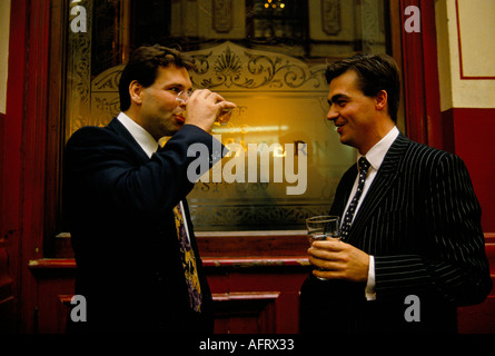 Les hommes d'affaires des années 1990 discutent autour d'un déjeuner autour d'un verre à l'extérieur Lamb Tavern Leadenhall Market 1990 City of London Financial district HOMER SYKES, ROYAUME-UNI Banque D'Images