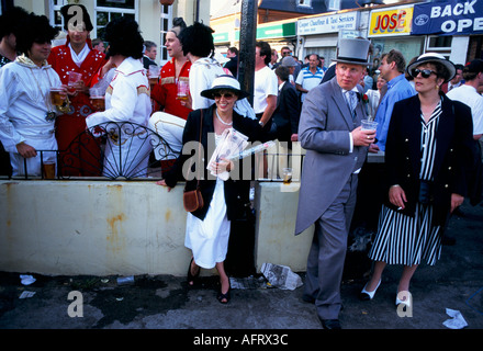 Hommes habillés comme Elvis Presley dans le bar en plein air à Royal Ascot foule de gens après une journée de course. Années 1980 Royaume-Uni 1985. HOMER SYKES Banque D'Images