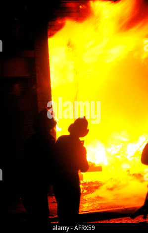 Toxteth émeutes Liverpool, les bâtiments sont incendiés par des émeutiers et les pompiers locaux tentent de mettre le feu à l'incendie. Angleterre vers juillet 1981 1980s Banque D'Images