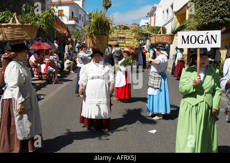 Les femmes de Mogan portant des paniers sur leurs têtes de Fiesta del Pino in Firgas sur Gran Canaria dans les îles Canaries Banque D'Images