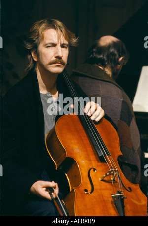 Alan Rickman acteur britannique jouant du violoncelle sur le plateau de Truly Madly Deep, Londres, Angleterre 21 mars 1990. ANNÉES 1990 ROYAUME-UNI HOMER SYKES Banque D'Images