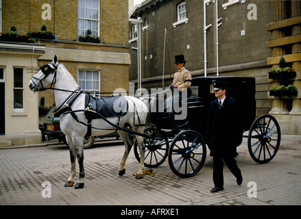 Royal Mews Buckingham Palace Londres. Valet, conducteur de voiture dans le parvis latéral sur le point de prendre le cheval sur l'exercice et l'entraînement du matin. 1990s 1991 Royaume-Uni Banque D'Images