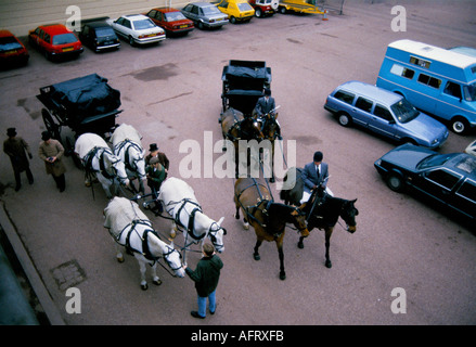 Royal Mews Buckingham Palace, calèche sur le point de sortir sur l'exercice et l'entraînement à Rotten Row Hyde Park Londres années 1990 1991. HOMER SYKES Banque D'Images