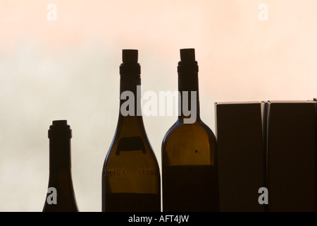 Les bouteilles de vin dans la fenêtre cafe, Italie Banque D'Images