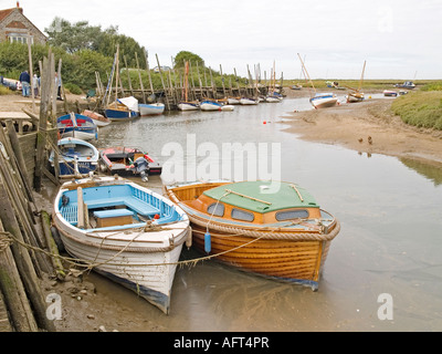 Les petites embarcations de plaisance amarrés dans le ruisseau à Blakeney Norfolk UK Banque D'Images