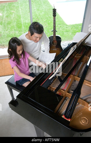 Jeune fille prenant leçon de piano Banque D'Images