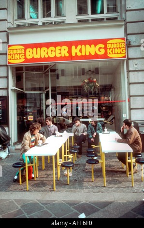 Restauration française jeunes adultes, restauration rapide Restaurant terrasse dans 'les Halles' Premier Burger King à Paris France (maintenant fermé) années 1980 Affaires, photos d'époque Banque D'Images