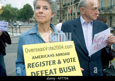 Paris FRANCE, 'anti Bush' démonstration par les 'anciens patriotess' américains Paris Seniors 'électeurs d'outre-mer' Irak signes de colère de guerre, photos vintage, seniors cultivés Banque D'Images