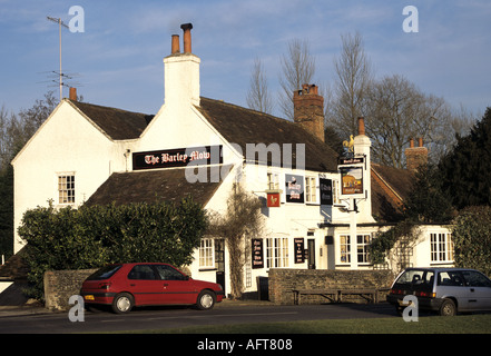 TILFORD SURREY England UK Janvier Le très populaire Barley Mow Pub comme vu depuis le village green Banque D'Images