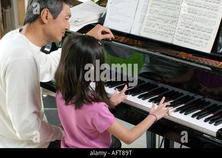 Jeune fille prenant leçon de piano Banque D'Images