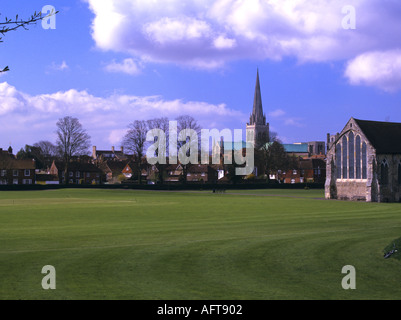 CHICHESTER WEST SUSSEX UK Mars La cathédrale de partout au Prieuré Park avec le Guildhall en premier plan Banque D'Images