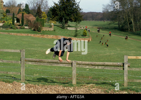 Drag Hunting Draghunting les chiens et les chasseurs suivant l'odeur des coureurs Windsor Forest Draghounds. Berkshire Royaume-Uni des années 1990 HOMER SYKES Banque D'Images