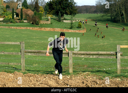 Drag Hunting Draghunting les chiens et les chasseurs suivant l'odeur des coureurs Windsor Forest Draghounds. Berkshire Royaume-Uni des années 1990 HOMER SYKES Banque D'Images