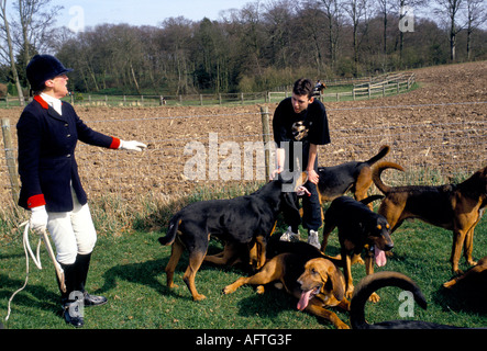 Drag Hunting Draghounds Windsor Forest. Berkshire UK 1990s. À la fin, la carrière humaine qui a posé le parfum rencontre les chiens. Banque D'Images