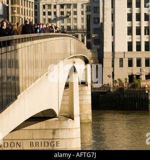 Aller au travail tôt le matin, les employés de bureau la marche sur le pont de Londres grande foule visages méconnaissables, pas de rejet nécessaire Banque D'Images