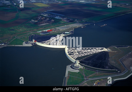 Pays-bas, Rotterdam, fermé de tempête appelée barrière Maeslant ou barrière Maeslantkering. Une partie du delta Works. Vue aérienne. Banque D'Images