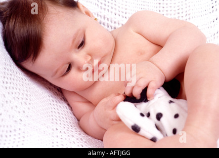 Bébé (12-15mois) holding toy Banque D'Images