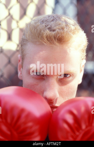 Jeune homme portant des gants de boxe, portrait, Close up Banque D'Images