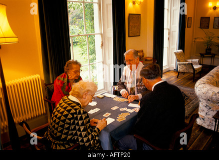 Jouer à Bridge. Personnes âgées personnes âgées retraités jouant à un jeu de cartes dans une maison de soins Gloucestershire Angleterre années 1990 Royaume-Uni. HOMER SYKES Banque D'Images