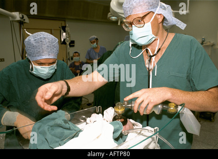 NHS Doctor Phil Hammond 1980s donnant de l'oxygène à la livraison par césarienne bébé Royal United Hospital Bath Somerset 1988 Royaume-Uni HOMER SYKES Banque D'Images