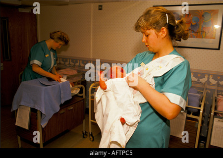 Portland Private Hospital Londres 1990s Royaume-Uni.Infirmière de garderie prenant soin du nouveau-né.1994 HOMER SYKES Banque D'Images