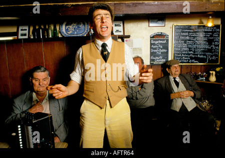 Chantant des chansons folkloriques traditionnelles les agriculteurs et les compatriotes se réunissent au pub Kings Head The Low House dimanche pour le traditionnel 1985 Laxfield Suffolk UK des années 1980 Banque D'Images