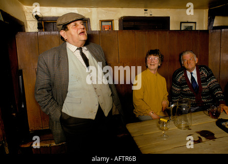 Histoire traditionnelle récitant la poésie les paysans se réunissent au pub Kings Head The Low House le dimanche matin 1980s 1985 Laxfield Suffolk Banque D'Images