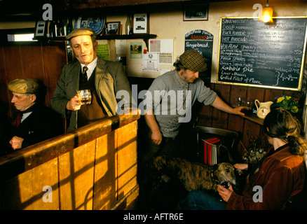 Les paysans se réunissent au pub Kings Head The Low House, à Laxfield, pour raconter des histoires traditionnelles, réciter de la poésie dimanche matin des années 1980 au Royaume-Uni Banque D'Images