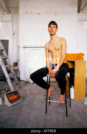 Modèle masculin posant dans une classe de dessin de vie, Heatherley School of Fine Art, Fulham Londres 1990s UK 1991 HOMER SYKES Banque D'Images